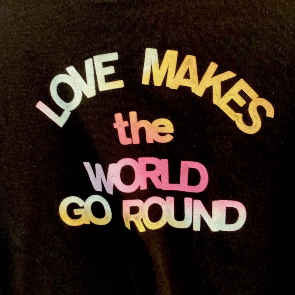 NWOT Women's Love Makes The World Go Round Old Navy Long Sleeve T-shirt - Picture 3 of 10